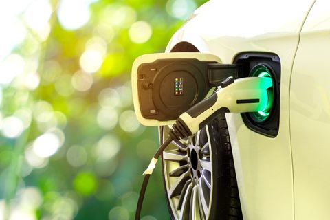 napajeni-elektromobilu_shutterstock_750610873__480x320pxl_fullhd.jpg
