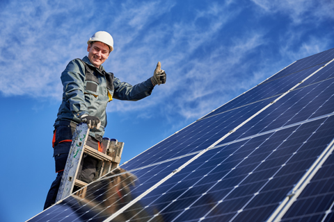 solarni-panel-a-technik_shutterstock_1751346113_anatoliy_gleb__480x320pxl.jpg